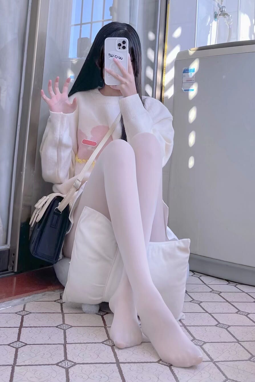 在角落的白丝超短裙大长腿小萝莉