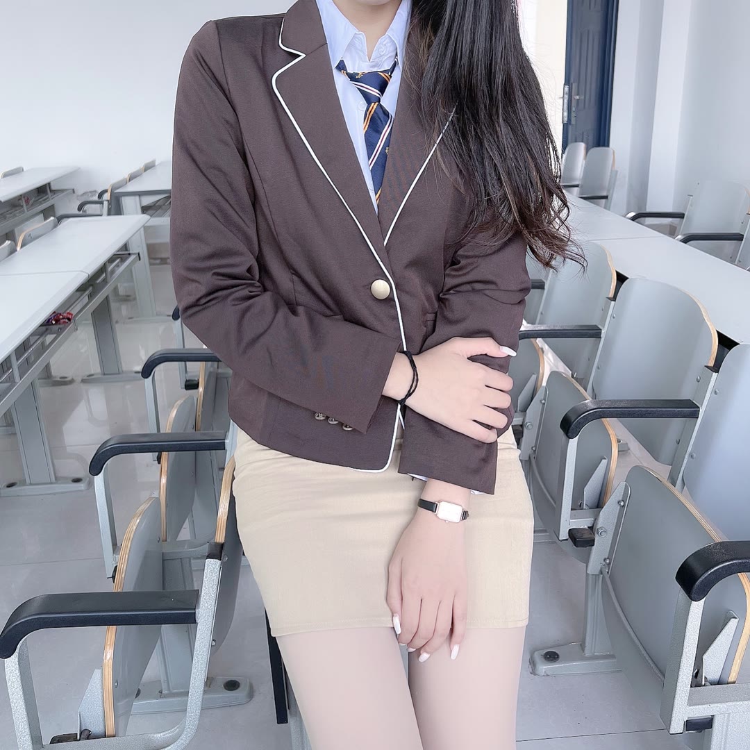 会议室里的蜜桃臀包臂裙黑丝御姐