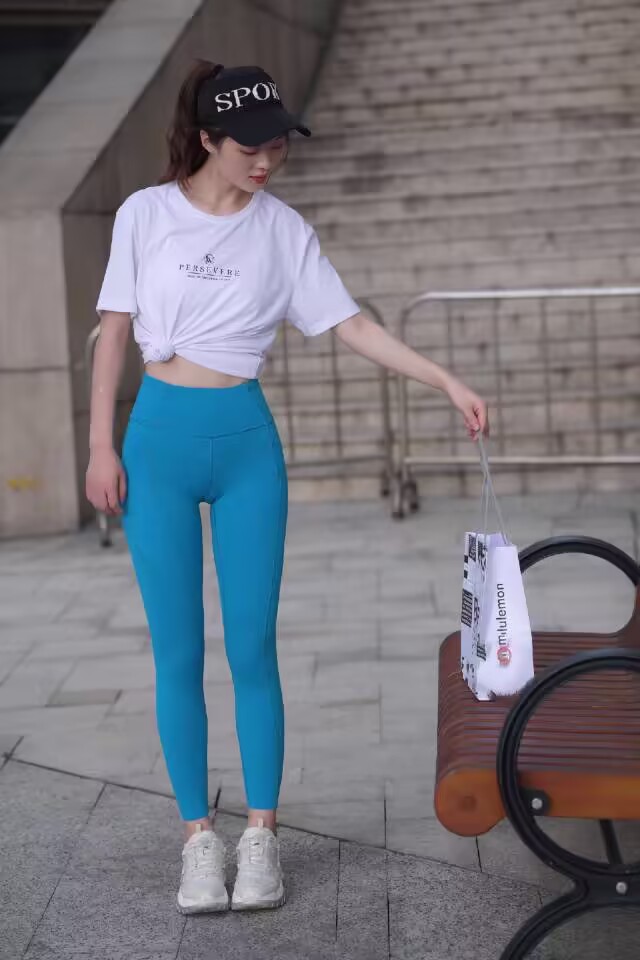 蓝色紧身瑜伽裤勒肉感小姐姐