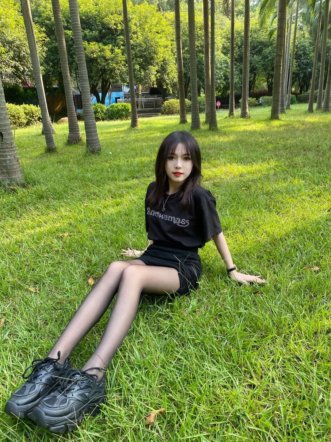 很有味道的黑丝超短裙小姐姐美图