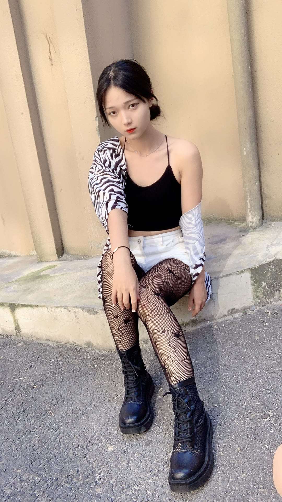 超辣的花纹黑色网袜配超短裤清纯美女