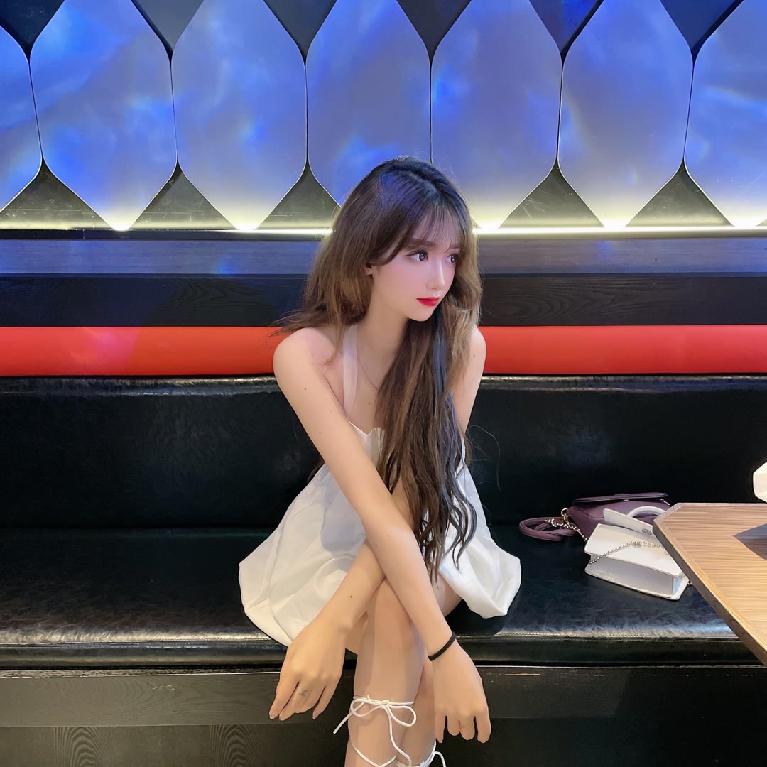 酒吧里的白裙气质超嫩JIOJIO小姐姐