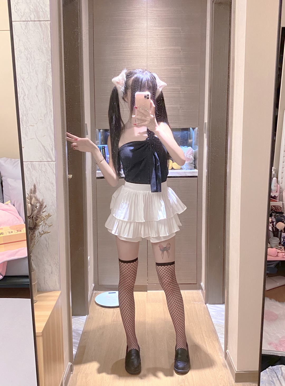 超顶的超短裙露肩装过膝网袜双马尾萝莉