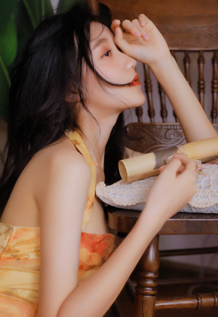 黄裙美女妩媚风情性感撩人写真图片