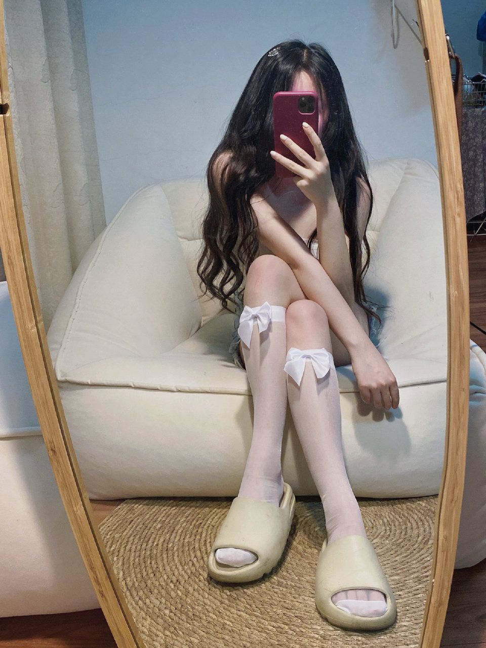 嫩嫩的透肉白丝超短裤小姐姐