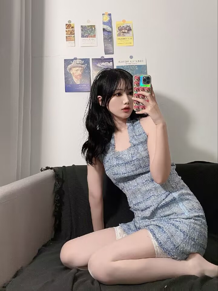 沙发上撩人的包臂短裙过膝蕾丝御姐