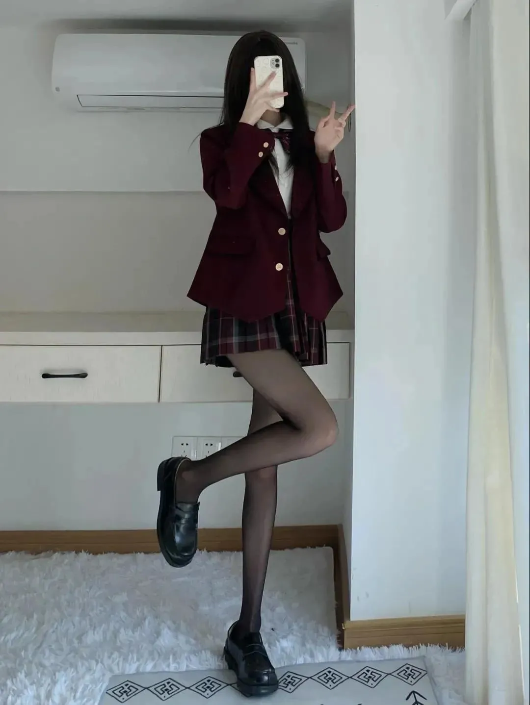 跪在地上的黑丝JK超短裙小萝莉