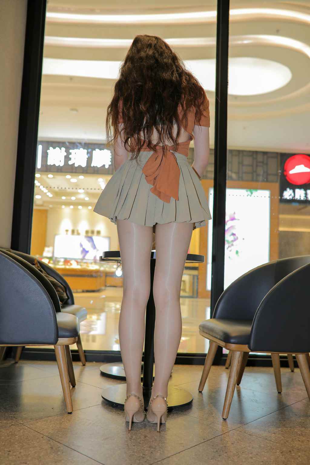 商场里的反光肉丝丰满高跟大白腿少妇美图
