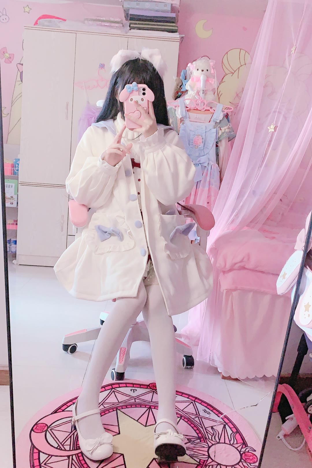 过膝白丝小高跟的可爱小萝莉美图