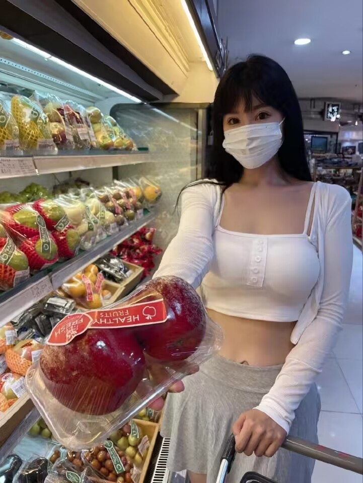 超市里的巨乃吊带露脐好看小姐姐