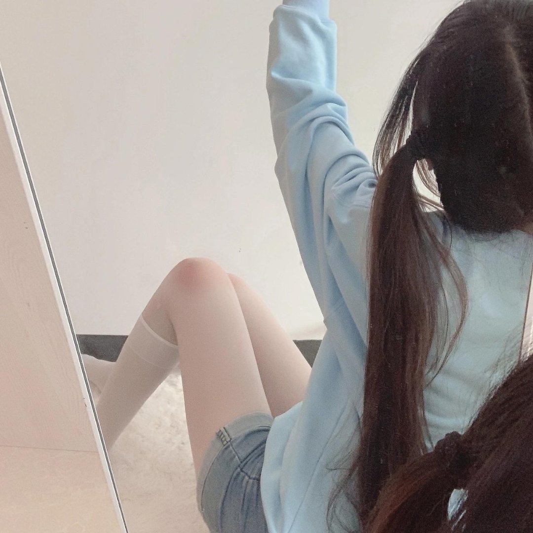 瘦弱的双马尾白嫩小萝莉一推就倒