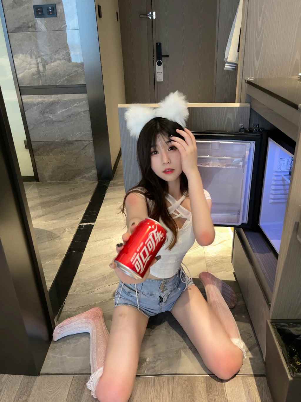 蕾丝袜小姐姐跪在地上膝盖超粉红